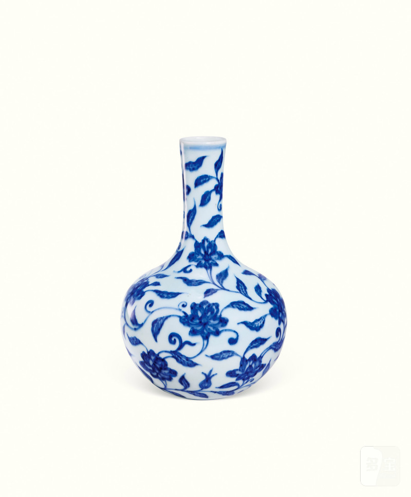 清雍正 青花缠枝花卉纹天球瓶